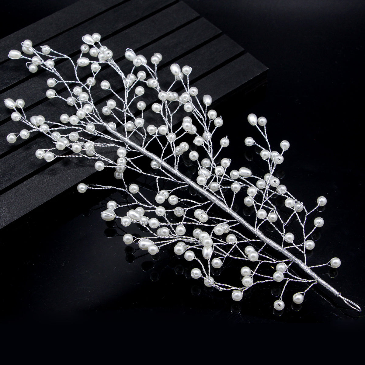 The bride wedding outdoor shooting handmade pearl comb shape sample leaves hair headdress spot