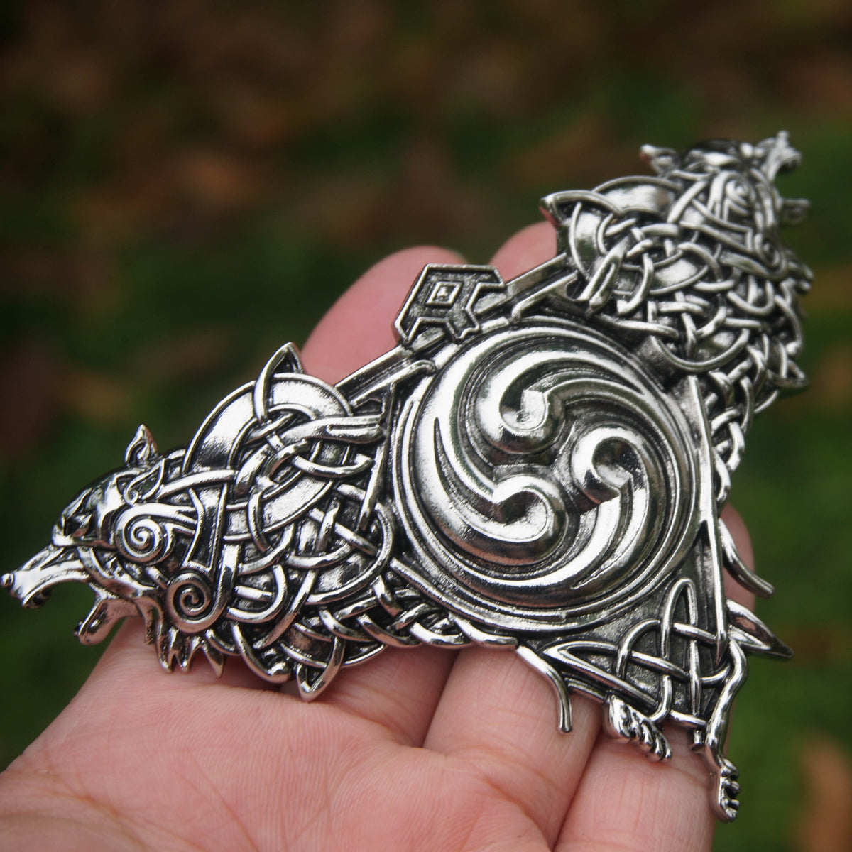 Women's Nordic Retro Double Wolf Clip