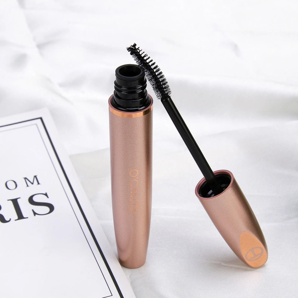 O.TWO.O Thick, Long Waterproof Curling And Smudge-resistant Mascara